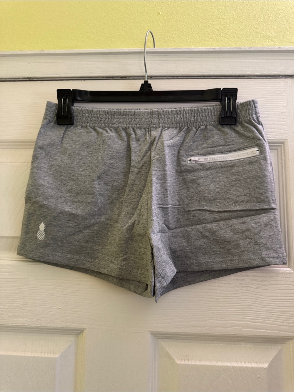 NWT JJ Malibu Light Gray 2.5” Gym Shorts with Zip Pocket size SMALL (28-30)